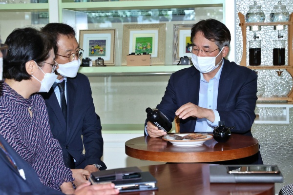 이동환 고양특례시장이 장애인이 생산한 물품을 보고 있다.(사진=고양시청)