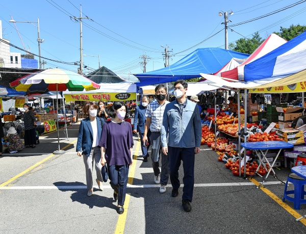 김포시 허승범 부시장이 시골 장터를 돌며 물가안전 전검을 위해 현장 전검에 들어갔다.(사진=김포시청)