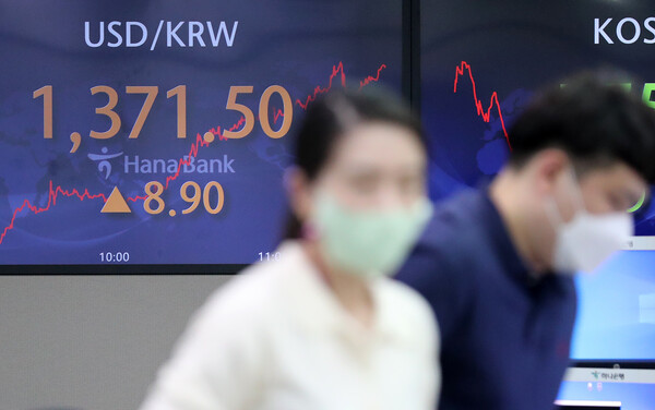 5일 오전 서울 중구 하나은행 명동점 딜링룸 전광판에 원·달러 환율이 전날보다 9.10원 오른 1371.70원을 나타내고 있다.(제공=뉴스1)