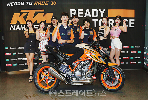 ▲‘KTM 1290 슈퍼듀크 R’ 바이크에 올라탄 김대호 대표와 (뒤 왼쪽부터) 송하나-오은담-나재흠-이현수-성권모-유리-황단아가 단체 기념촬영을 가졌다.(KTM 남서울 딜러점 모터바이크 행사) / 양용은 기자 taeji1368@naver.com