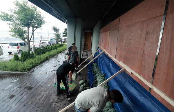 제11호 태풍 힌남노가 북상중인 5일 오후 부산 해운대구 마린시티 상가들이 월파에 대비해 출입문을 보강하고 있다. 연합뉴스