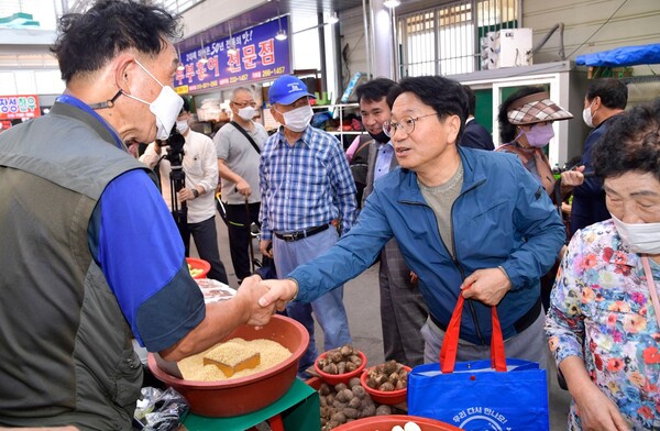 강기정 광주광역시장이 7일 북구 말바우시장을 찾아 상인들과 대화를 나누고 있다. (사진=광주시)