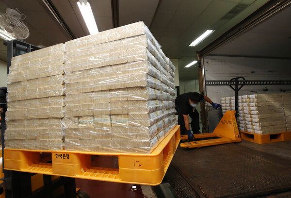 추석 연휴를 앞둔 5일 서울 강남구 한국은행 발권국에서 현금운송 관계자들이 시중은행에 공급될 추석 자금 방출 작업을 하고 있다.(제공=뉴스1)