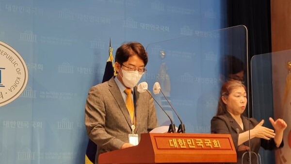 국회사무처 정환철 공보기획관이 13일 오전 11시 국회소통관 정례브리핑에서 국회의장 및 의원외교 현황, 상임위 일정 등을 설명하고 있다.(사진=이제항 선임기자)