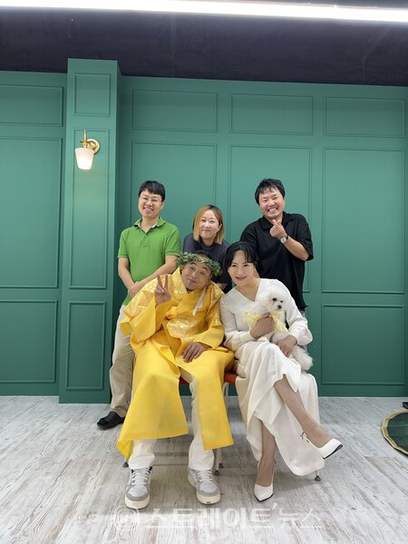 ▲리핏티비 스트디오에서 (앞 왼쪽부터) 마라토너 이봉주 선수-김예진 한복 명장 / 사진=리핏티비