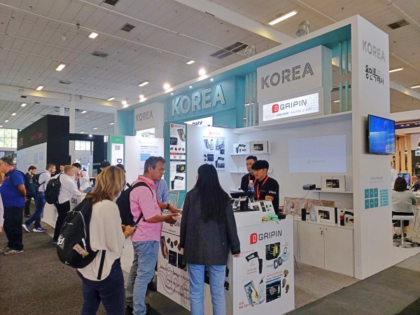 차량용 스마트폰 거치대를 생산하는 그립인 부스에서 현지 바이어들이 둘러보고 있는 모습이다.(사진=용인특례시청)