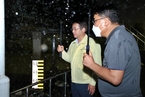 이동환 고양시장이 강매배수펌프장을 현장 점검하고 있다(사진=고양시청)