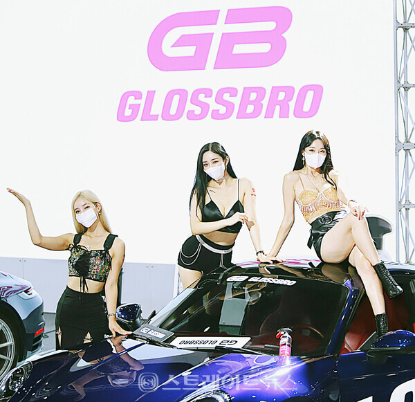 ▲‘2022 오토살롱위크’ 글로스브로 부스 (왼쪽부터) 레이싱모델 제바-한지오-진유리가 멋진 포즈를 취하고 있다. / 양용은 기자 taeji1368@naver.com