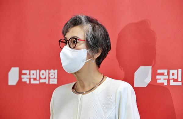 국민의힘 이양희 윤리위원장이 18일 오후 국회에서 열린 중앙당 윤리위원회 시작 전 브리핑을 하고 있다.(사진=연합뉴스)