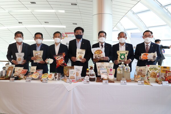 19일 서울 여의도 전국경제인연합회 회관에서 열린 '쌀 소비 확대와 식습관 개선을 위한 심포지엄'에 앞서 이성희 농협중앙회장과 소병훈 국회 농해수위 위원장 등 참석자들이 농협식품에서 생산하는 쌀 가공품을 살펴보고 기념촬영을 하고 있다. (왼쪽에서 세번째부터 김승남 국회의원, 소병훈 국회 농해수위 위원장, 이성희 농협중앙회장, 윤준병 국회의원)/(제공=농협중앙회)