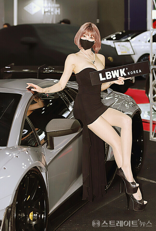 ▲‘2022 오토살롱위크’ 리버티워크(LBWK) 부스에서 레이싱모델 진하진이 멋진 포즈를 취하고 있다. / 양용은 기자 taeji1368@naver.com