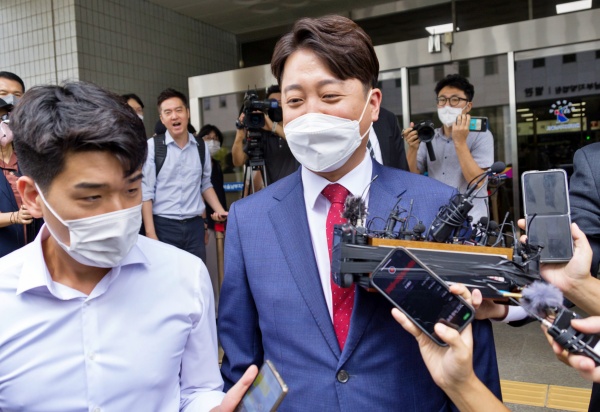 국민의힘 이준석 전 대표가 14일 오전 서울 양천구 서울남부지방법원에서 열린 국민의힘 당헌 효력 정지 가처분 심문을 마친 뒤 법원을 나서고 있다.(사진=연합뉴스)