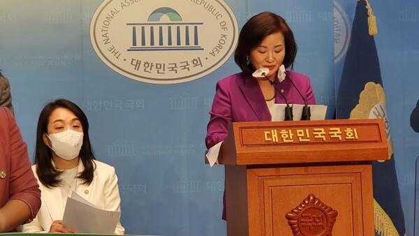 이수진 더불어민주당 국회의원(비례)이 최혜영, 위성곤 국회의원 및 낙동강네트워크, 대한하천학회, 환경운동연합과 21일 11시에 공동으로 국회소통관 기자회견을 진행하고 있다. (사진=이제항 선임기자)