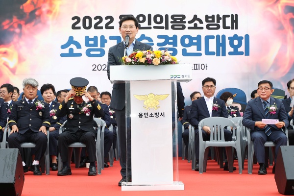 이상일 용인시장이 용인의용소방대 소방기술경연대회에서 인사말을 하고 있다(사진=용인시청)