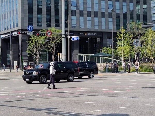 ​29일 오후 한국을 방문한 카멀라 해리스 미국 부통령이 탄 것으로 보이는 차량이 서울 종로구 서대문역 교차로를 지나고 있다. 이날 오전 윤석열 대통령과 회담한 해리스 부통령은 비무장지대(DMZ)를 찾아 북한에 대한 메시지를 전달할 것으로 알려졌다. /사진=스트레이트뉴스 