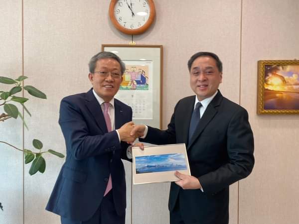 정탁 포스코 사장이 지난 26일 서울 강남구 사옥에서 윗추 웻차치와 주한태국대사를 만나 '2030 부산세계박람회(부산엑스포)' 유치 지원을 요청한 뒤 기념촬영을 하고 있다. /사진=주한태국대사관