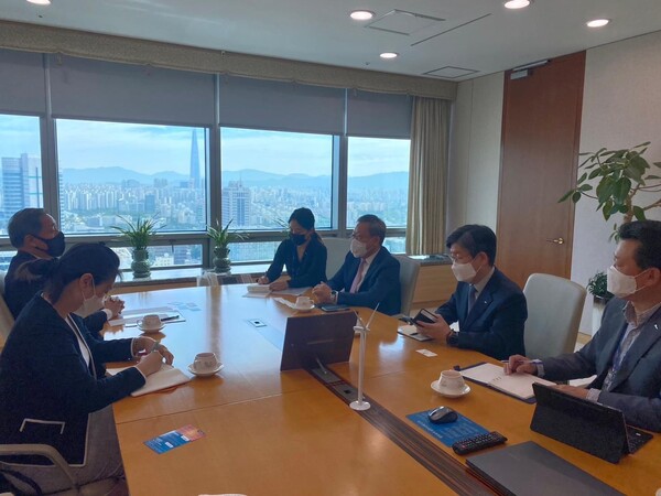 부산엑스포 유치 지원 등에 관해 이야기를 나누는 정탁 포스코 사장(오른쪽 셋째)과 윗추 웻차치와 주한태국대사(왼쪽). /사진=주한태국대사관