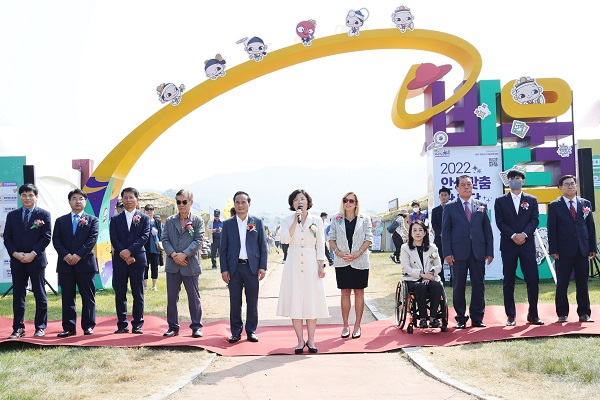 ▲김보라 경기 안성시장이 바우덕이 축제 개장식에서 인사를 하고 있다/사진 제공=안성시
