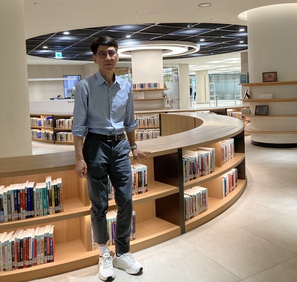 한국거래소 1층 투자서적들 앞에 선 김한진 박사(사진=장석진 기자)