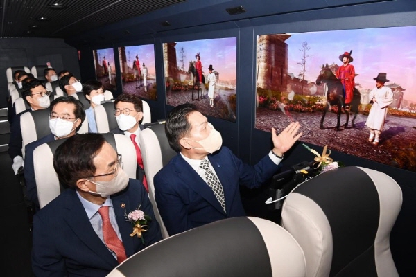 지난 7월 경기도 수원 수원컨벤션센터에서 열린 '스마트관광도시 선포식'에서 이재준 수원시장(앞줄 오른쪽) 등 참석자들이 'XR버스 1795행'을 시승하고 있다. 수원시 제공