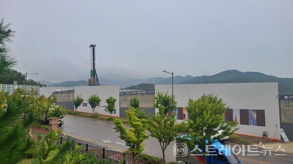 원주 반곡동 혁신도시 복합용지 2블록에 선보이는 ‘원주혁신도시 유승한내들 더스카이’(사진 건설현장)의 3.3㎡당 분양가가 1,000만원 내외에서 11월 분양 예정이다. (사진 : 이준혁 기자)