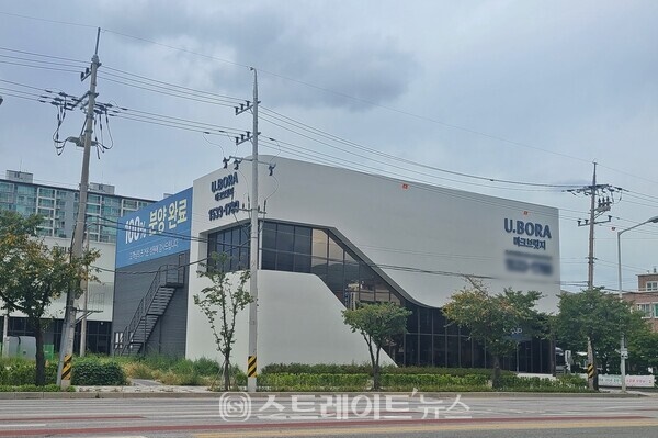 원주시 관설동 사거리에서 5월에 분양한 KT에스테이트 시행의 '초혁신도시 반도유보라'(사진 건설현장)의 모델하우스에 100% 분양완료의 현수막이 걸렸다. (사진 이준혁 기자)