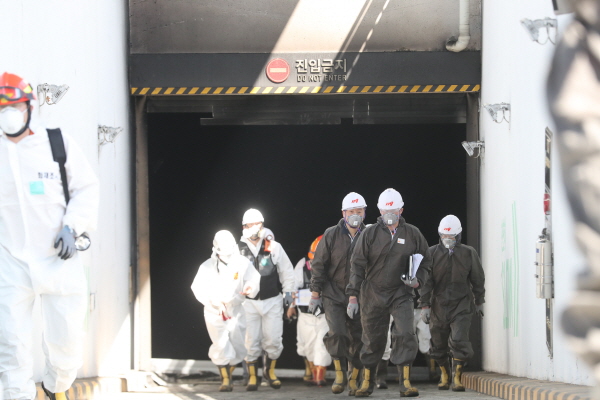 27일 진행된 대전 현대아울렛 화재 현장 오전 감식을 끝내고 현장 감식반이 나오고 있다. 연합뉴스