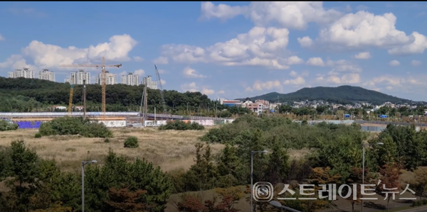 제일건설의 영종국제도시 A26블록 '제일풍경채 디오션' 건설현장, 뒷편 건설중장비 투입현장이 A25블록 '대성베르힐'이다.2022.10.08. (스트레이트뉴스 DB)