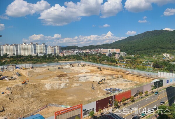 호반건설이 영종하늘도시 A56블록에서 분양 중인 '호반써밋 스카이센트럴 2차'에서 바라본 백운산. 2022.10.08. (스트레이트뉴스 DB)