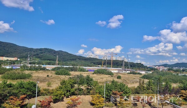 영종국제도시 A26블록 '제일풍경채 디오션' 건설현장. 제일건설은 울타리도 치지 않은 상태에서 서둘러 분양에 나섰다. 전면 건설중장비 투입현장이 A25블록 '대성베르힐'이다. 2022.10.08. (스트레이트뉴스 DB)