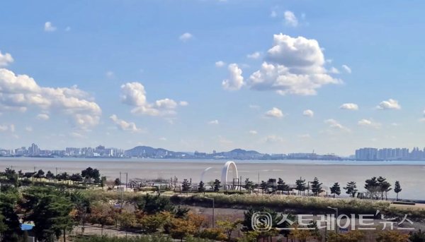 제일건설이 영종국제도시 A26블록 '제일풍경채 디오션' 에서 바라보는 인천 앞바다, 바다 건너 동구와 미추홀구, 송도의 아파트 숲이 보인다. 2022.10.08 (스트레이트뉴스 DB)