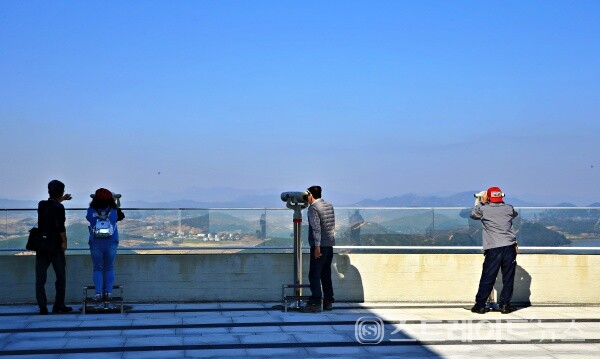 김포시 애기봉 평화생태공원에서 망원경으로 북한 개풍군을 바라보고 있다./사진=윤의일기자