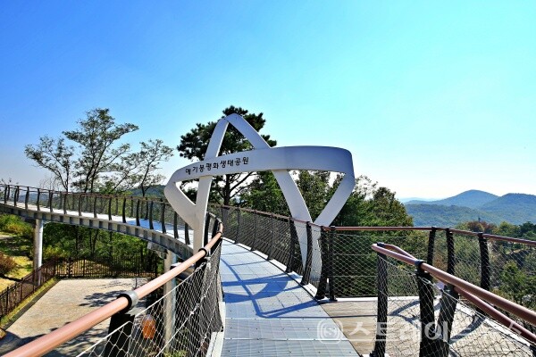 김포 애기봉 평화생태공원 전망대 오름길./사진=윤의일기자