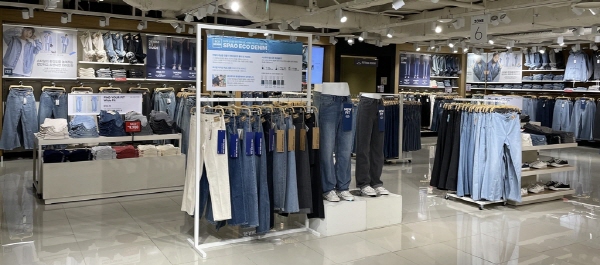 섬유패션업계가 미세 플라스틱 발생을 줄이기 위해 재활용 섬유를 사용하고 재고를 재활용하고 있다. 사진은 이랜드 스파오 데님 상품