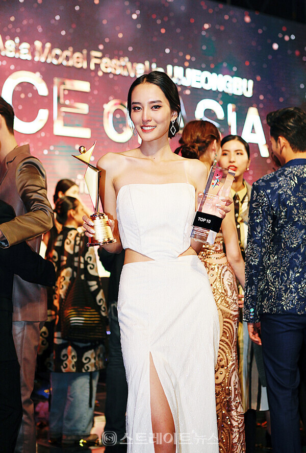 ▲‘2022 페이스 오브 아시아’ Grand Prize Winner 수상자 키르키즈스탄의 바네사 톨쿤백 크지(Vanessa Tolkunbek Kyzy)가 시상식을 마치고 포토타임을 가졌다.(2022 아시아모델페스티벌 인 의정부) / 양용은 기자 taeji1368@naver.com