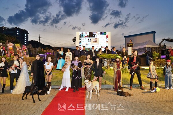 ▲국제반려동물패션쇼 후 슈퍼퀸 모델과 반려견들 함께 기념촬영 / 사진=인터내셔널 슈퍼퀸 조직위원회