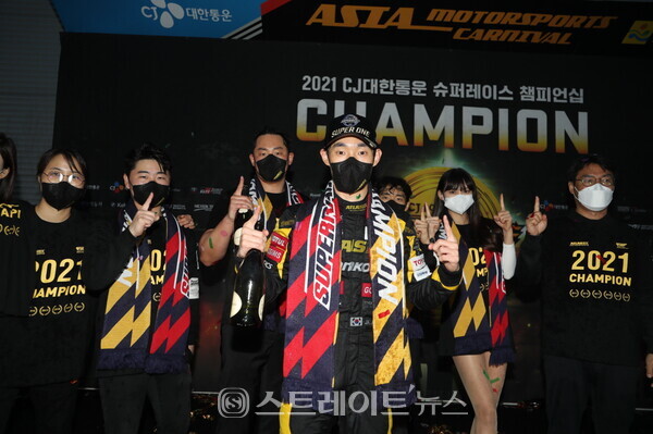 ▲한국 아트라스BX 모터스포츠 김종겸이 2021년 드라이버 챔피언에 올라 기쁨을 만끽하고 있다. / 사진=슈퍼레이스