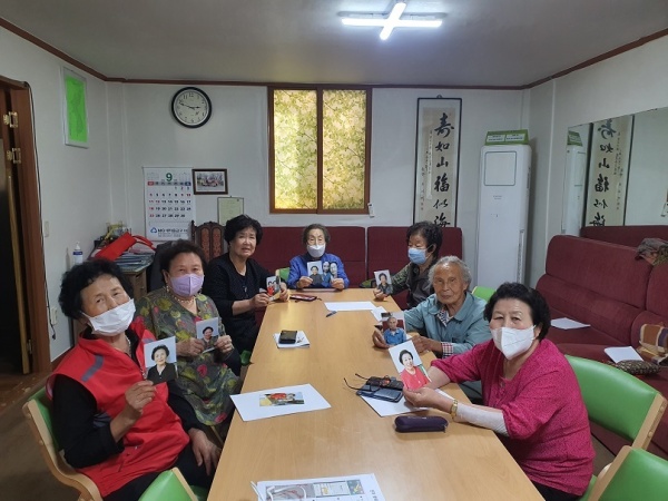 지난 9월부터 실시되고 있는 김포시의 ‘디지털 배움터, 나만의 인생샷!’ 교육. 고령층 어르신을 대상으로 스마트폰 사용법에 대해 설명하고, 보이스피싱 예방법 등에 대해서도 동영상으로 교육하고 있다.(사진=김포시청)