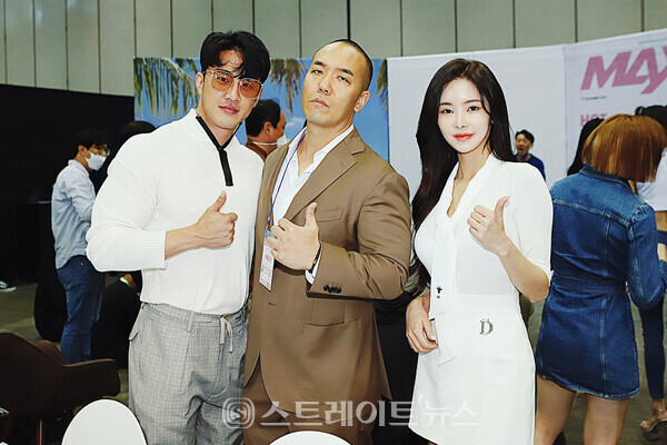 ▲맥스큐 간판 모델 팬사인회에 참석한 (왼쪽부터) 이원준-숀리-신새롬이 포토타임을 가졌다.(2022 맥스큐 모델 콘테스트) / 양용은 기자 taeji1368@naver.com