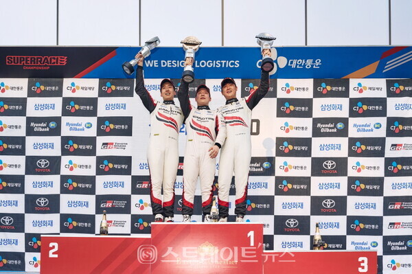 ▲2022 CJ대한통운 슈퍼레이스 챔피언십 7라운드에서 엑스타레이싱팀 소속 선수 전원이 포디엄에 함께 올랐다. (왼쪽부터) 2위 이정우-1위 이찬준-3위 이찬준 / 사진=슈퍼레이스