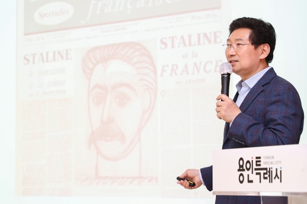 이상일 용인시장이 21일 남사읍 주민을 대상으로 미술특강을 열었다(사진=용인시청)