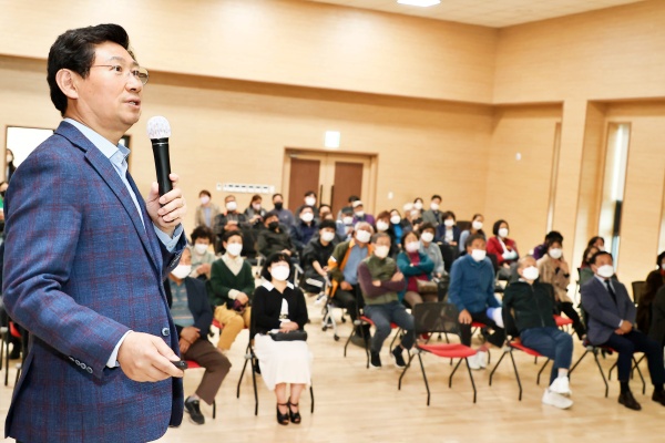 이상일 용인시장이 21일 남사읍 주민을 대상으로 미술특강을 열었다(사진=용인시청)