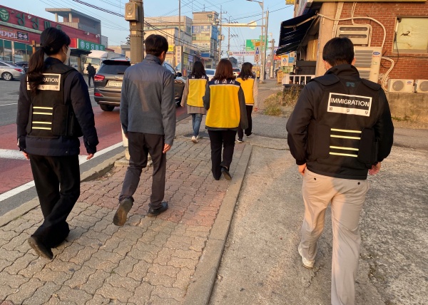 인천출입국·외국인청, 고용노동부, 해양경찰청과 함께 외국인이 많이 거주하는 대곶면 일대를 순회하며 합동점검 중인 모습(사진=김포시청)