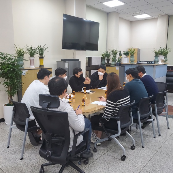 종합허가과 직원들이 제·개정된 인허가 관련법을 숙지하기 위해 직원 스터디 모임을 갖고 있다(사진=김포시청)