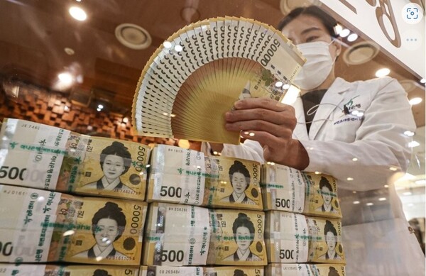 정부가 주말인 23일 50조원 이상의 긴급 유동성 투입을 결정하자 24일 증권시장이 안정을 찾았다.(제공=연합뉴스)