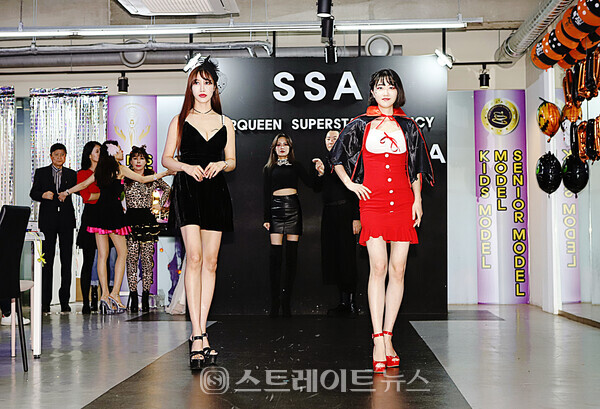 ▲슈퍼퀸 할로윈 파티 패션쇼에서 (왼쪽부터) 모델 황유리-박지은이 멋진 중간 포즈를 취하고 있다. / 양용은 기자 taeji1368@naver.com