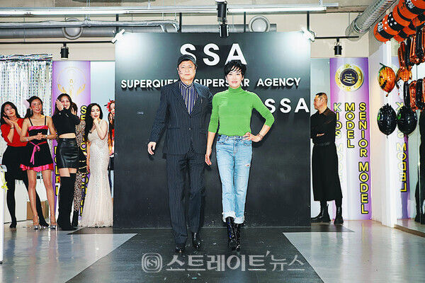 ▲슈퍼퀸 할로윈 파티 패션쇼에서 우종규 원장과 모델 권영애가 멋진 워킹을 선보이고 있다. / 양용은 기자 taeji1368@naver.com