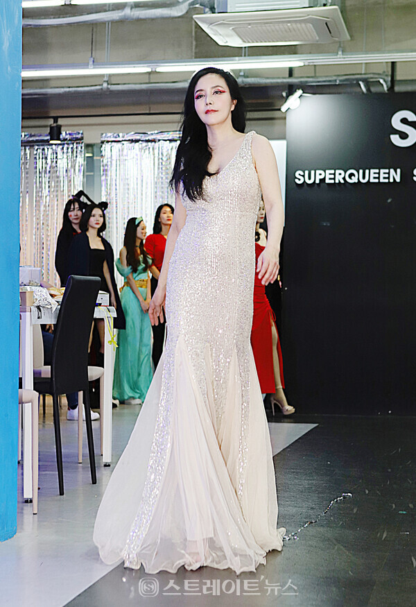 ▲슈퍼퀸 할로윈 파티 패션쇼에서 모델 진해리가 멋진 워킹을 선보이고 있다. / 양용은 기자 taeji1368@naver.com