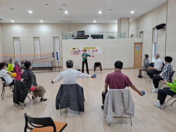 고양시 일산서구보건소, 재가암환자를 위한 프로그램 행복한 동행운영 하고 있는 모습이다.(사진=고양시)