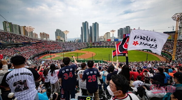 지난 5월 7일 롯데-삼성전에서 만원 관중을 기록한 사직야구장. 롯데지주 제공